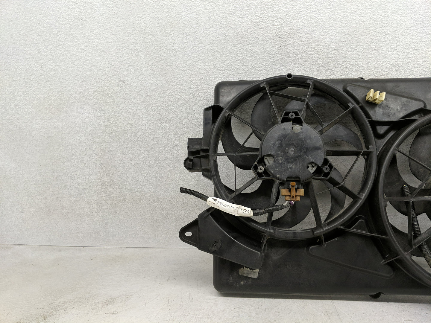 2005 Chevrolet Equinox Electric Radiator Cooling Fan Motor Assembly Fits OEM Used Auto Parts - Oemusedautoparts1.com