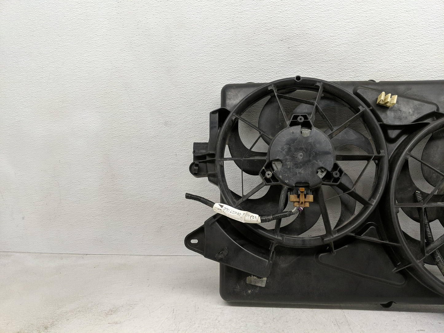 2005 Chevrolet Equinox Electric Radiator Cooling Fan Motor Assembly Fits OEM Used Auto Parts - Oemusedautoparts1.com