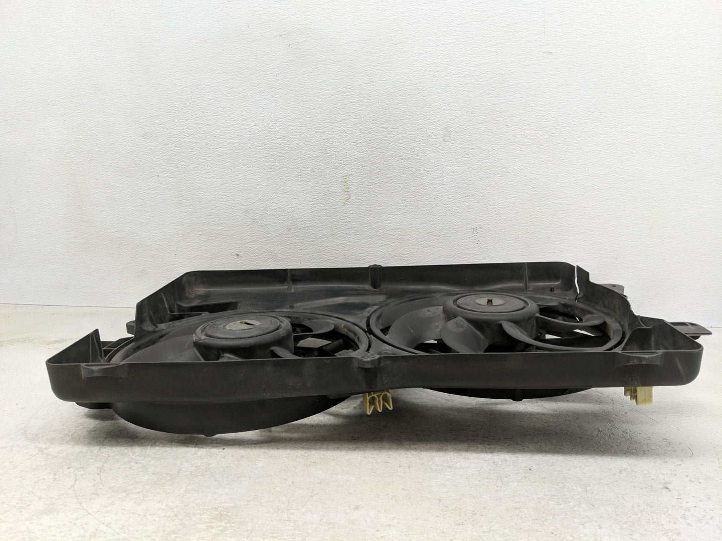 2005 Chevrolet Equinox Electric Radiator Cooling Fan Motor Assembly Fits OEM Used Auto Parts - Oemusedautoparts1.com