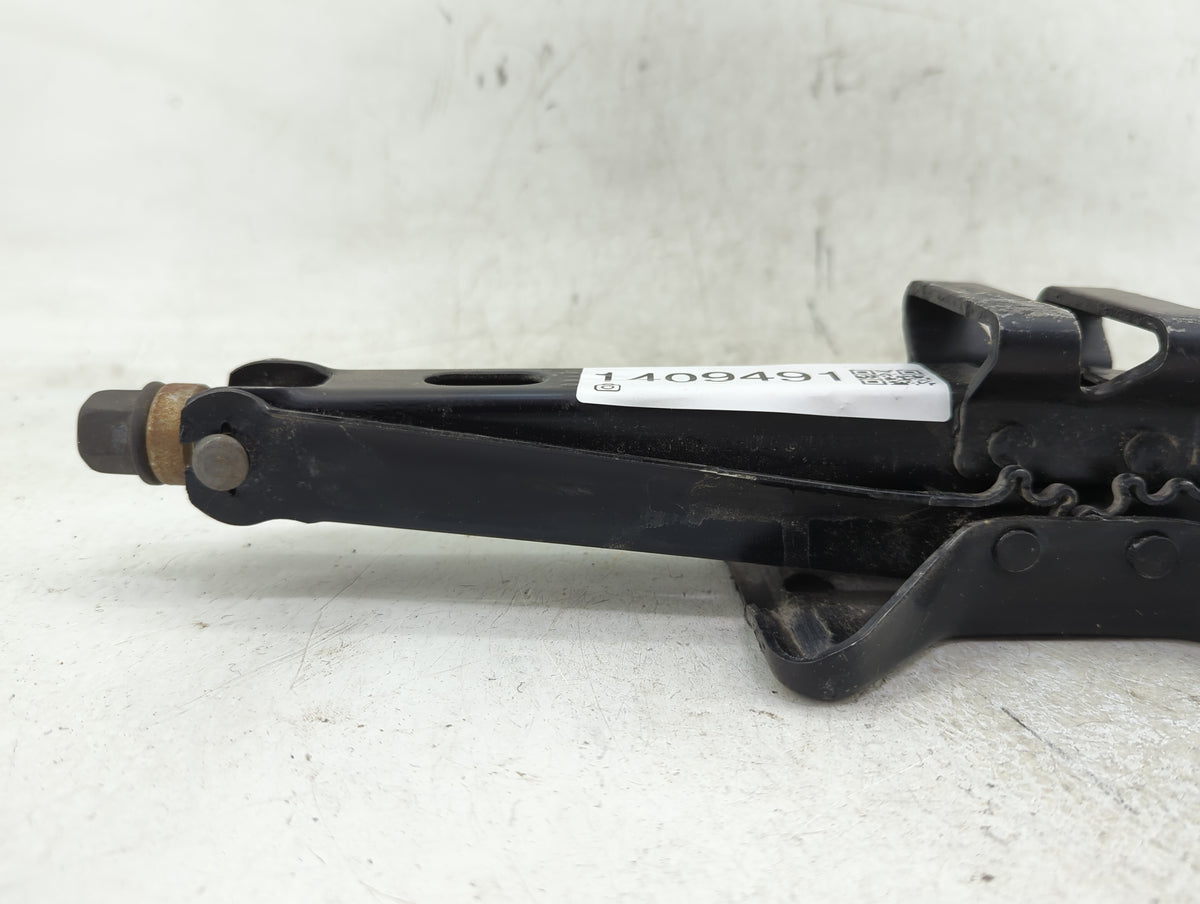2005 Chevrolet Equinox Spare Scissor Car Jack 1409491 - Oemusedautoparts1.com