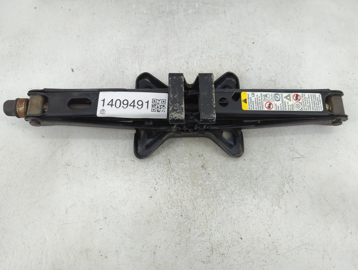2005 Chevrolet Equinox Spare Scissor Car Jack 1409491 - Oemusedautoparts1.com