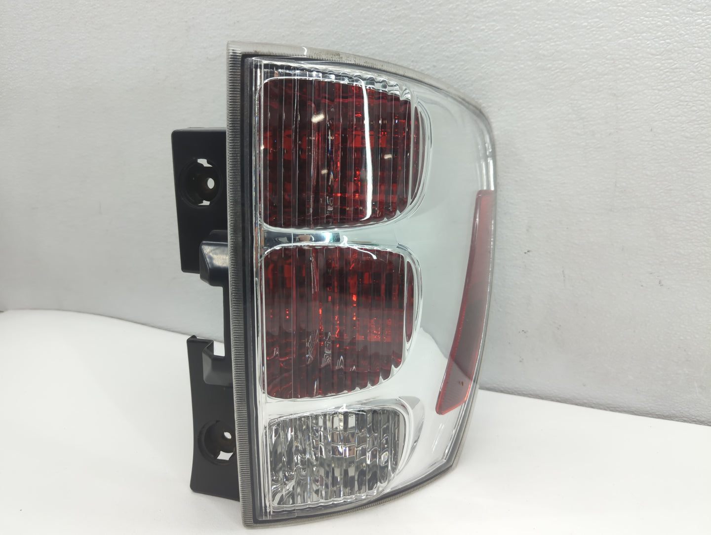 2005-2009 Chevrolet Equinox Tail Light Assembly Passenger Right OEM P/N:GM384-B000R Fits Fits 2005 2006 2007 2008 2009 OEM U
