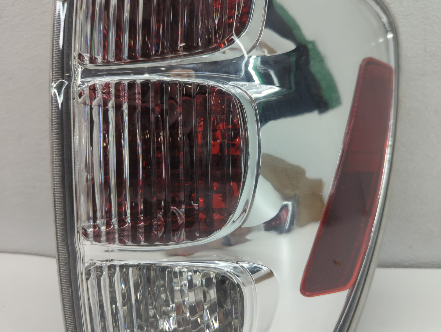 2005-2009 Chevrolet Equinox Tail Light Assembly Passenger Right OEM P/N:GM384-B000R Fits Fits 2005 2006 2007 2008 2009 OEM U