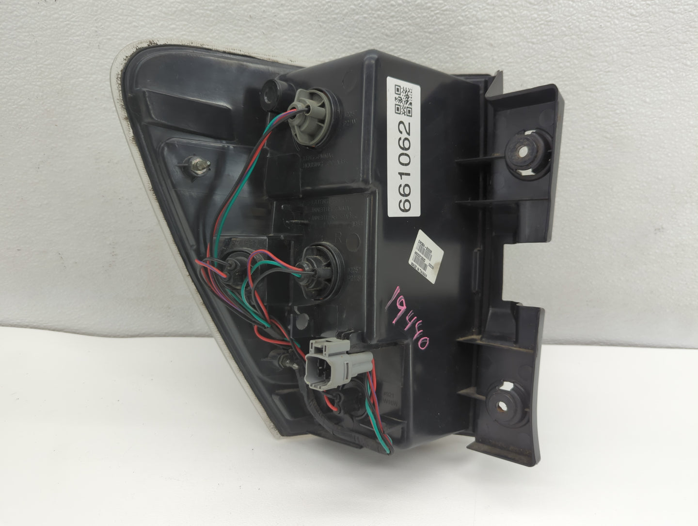 2005-2009 Chevrolet Equinox Tail Light Assembly Passenger Right OEM P/N:GM384-B000R Fits Fits 2005 2006 2007 2008 2009 OEM U