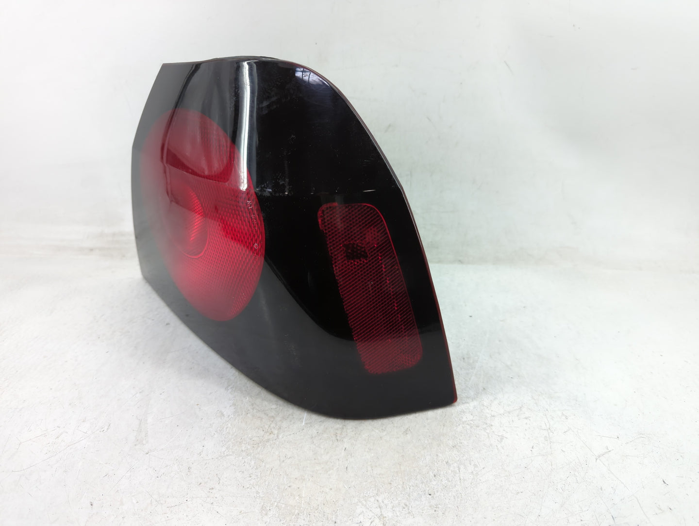2004-2005 Chevrolet Impala Tail Light Assembly Passenger Right OEM P/N:16525262 Fits Fits 2004 2005 OEM Used Auto Parts - Oe