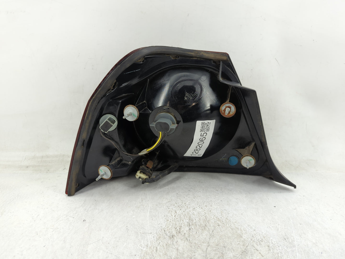 2004-2005 Chevrolet Impala Tail Light Assembly Passenger Right OEM P/N:16525262 Fits Fits 2004 2005 OEM Used Auto Parts - Oe