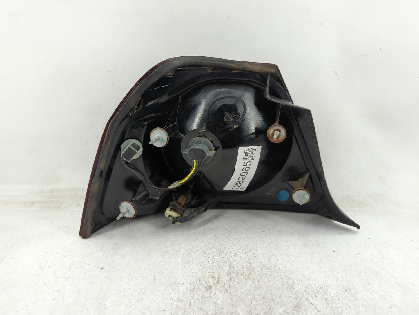 2004-2005 Chevrolet Impala Tail Light Assembly Passenger Right OEM P/N:16525262 Fits Fits 2004 2005 OEM Used Auto Parts - Oe