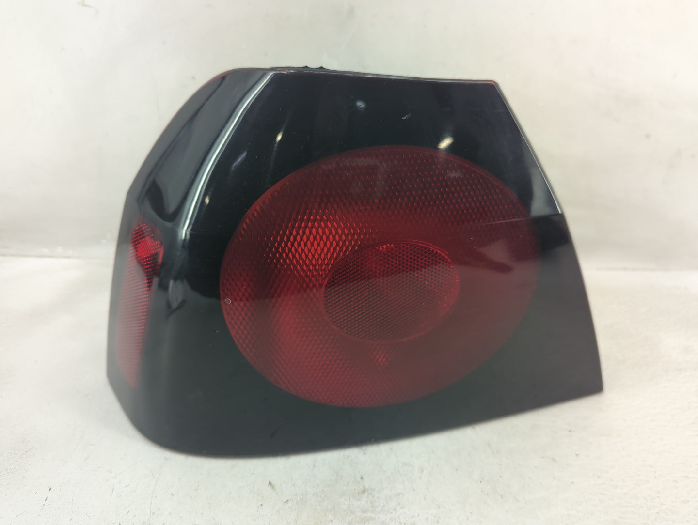 2004-2005 Chevrolet Impala Tail Light Assembly Driver Left OEM P/N:16525261 Fits Fits 2004 2005 OEM Used Auto Parts - Oemuse