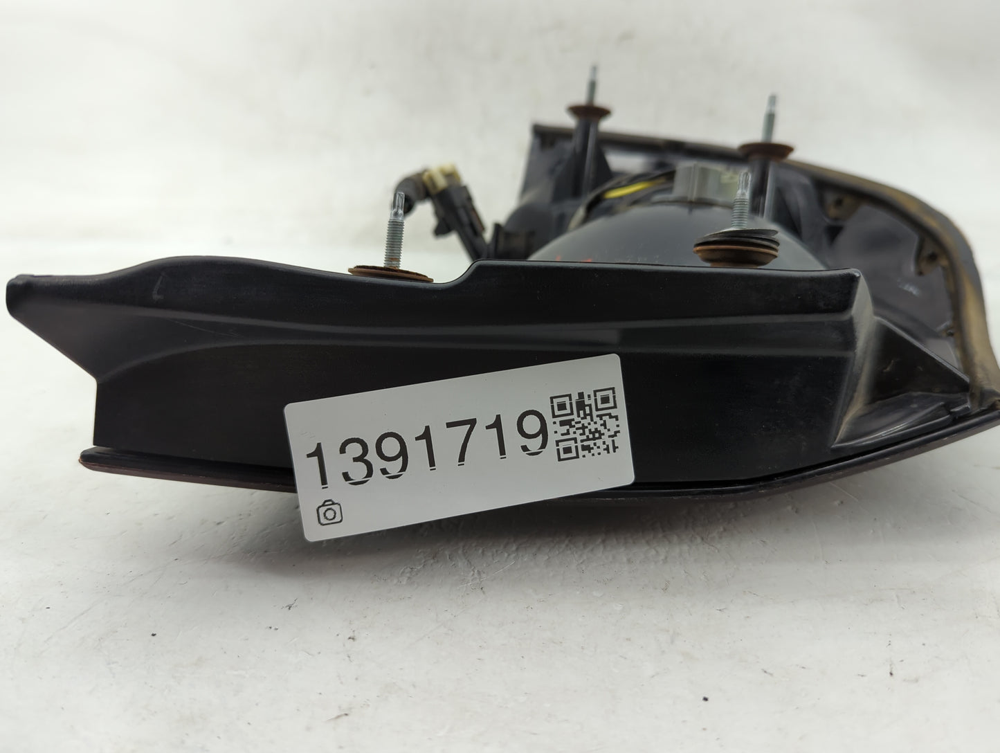 2004-2005 Chevrolet Impala Tail Light Assembly Passenger Right OEM P/N:16525262 Fits Fits 2004 2005 OEM Used Auto Parts - Oe