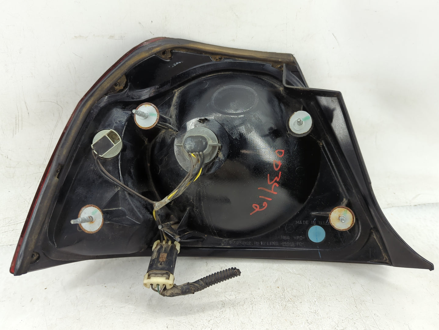 2004-2005 Chevrolet Impala Tail Light Assembly Passenger Right OEM P/N:16525262 Fits Fits 2004 2005 OEM Used Auto Parts - Oe