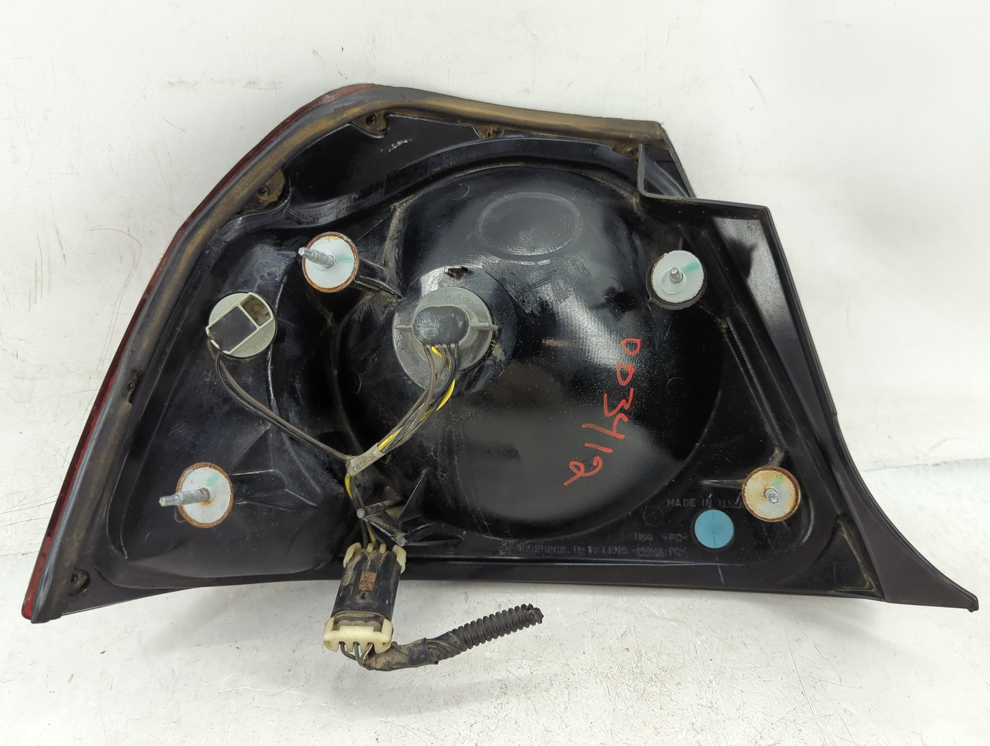 2004-2005 Chevrolet Impala Tail Light Assembly Passenger Right OEM P/N:16525262 Fits Fits 2004 2005 OEM Used Auto Parts - Oe