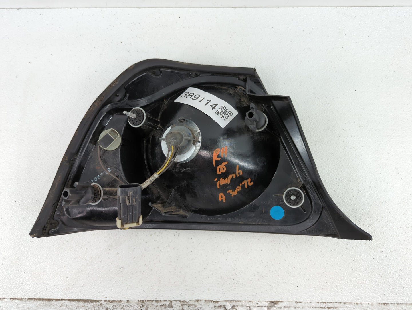 2004-2005 Chevrolet Impala Tail Light Assembly Passenger Right OEM P/N:49209454 16525262 Fits Fits 2004 2005 OEM Used Auto P