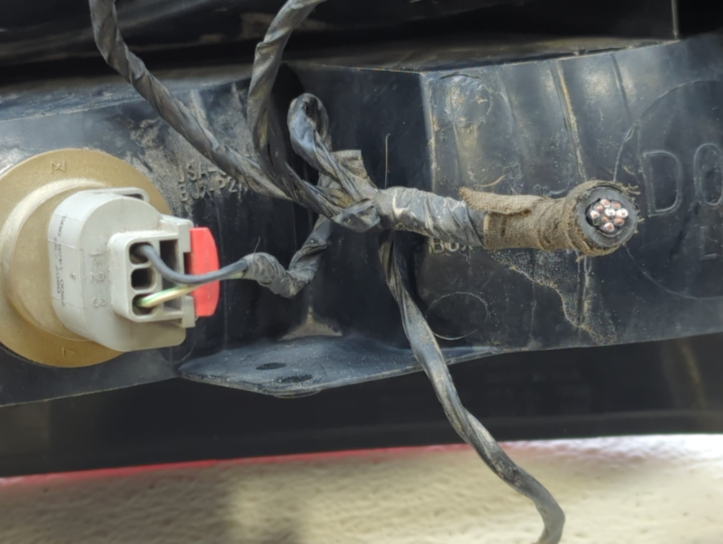 2004-2005 Chevrolet Impala Tail Light Assembly Driver Left OEM P/N:16525261 Fits Fits 2004 2005 OEM Used Auto Parts - Oemuse