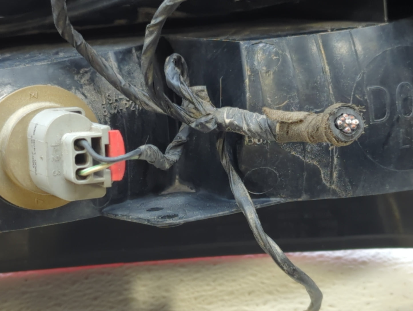 2004-2005 Chevrolet Impala Tail Light Assembly Driver Left OEM P/N:16525261 Fits Fits 2004 2005 OEM Used Auto Parts - Oemuse