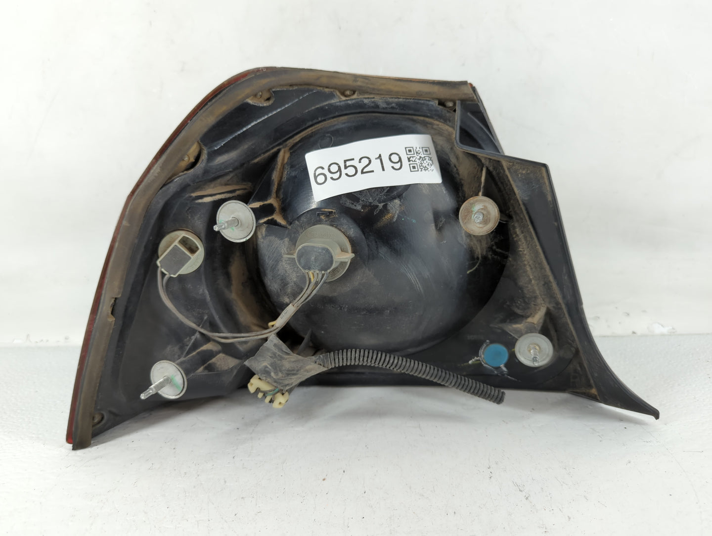 2004-2005 Chevrolet Impala Tail Light Assembly Passenger Right OEM P/N:16525262 Fits Fits 2004 2005 OEM Used Auto Parts - Oe