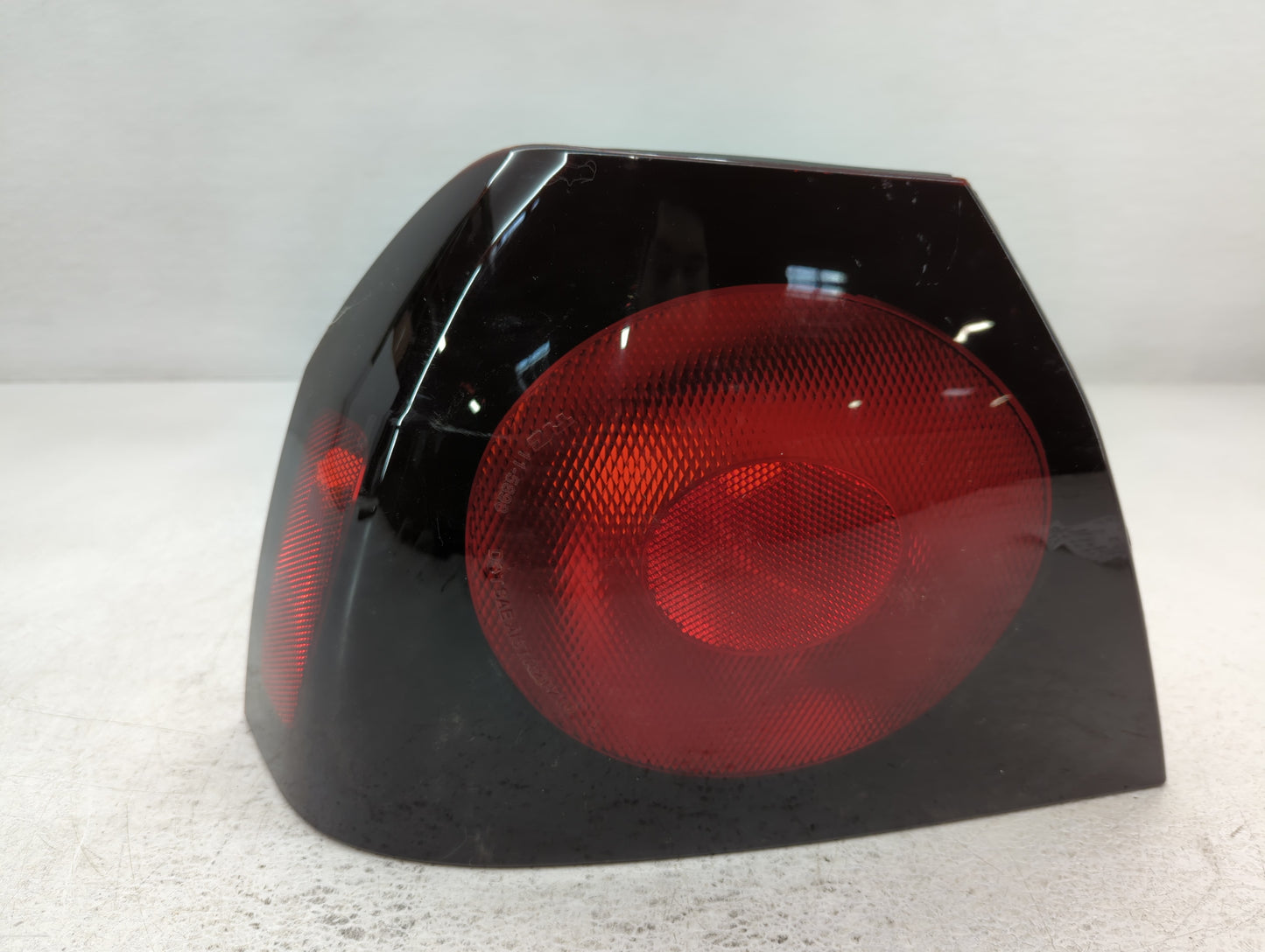2004-2005 Chevrolet Impala Tail Light Assembly Driver Left OEM P/N:11-5898-91 06191210 Fits Fits 2004 2005 OEM Used Auto Par
