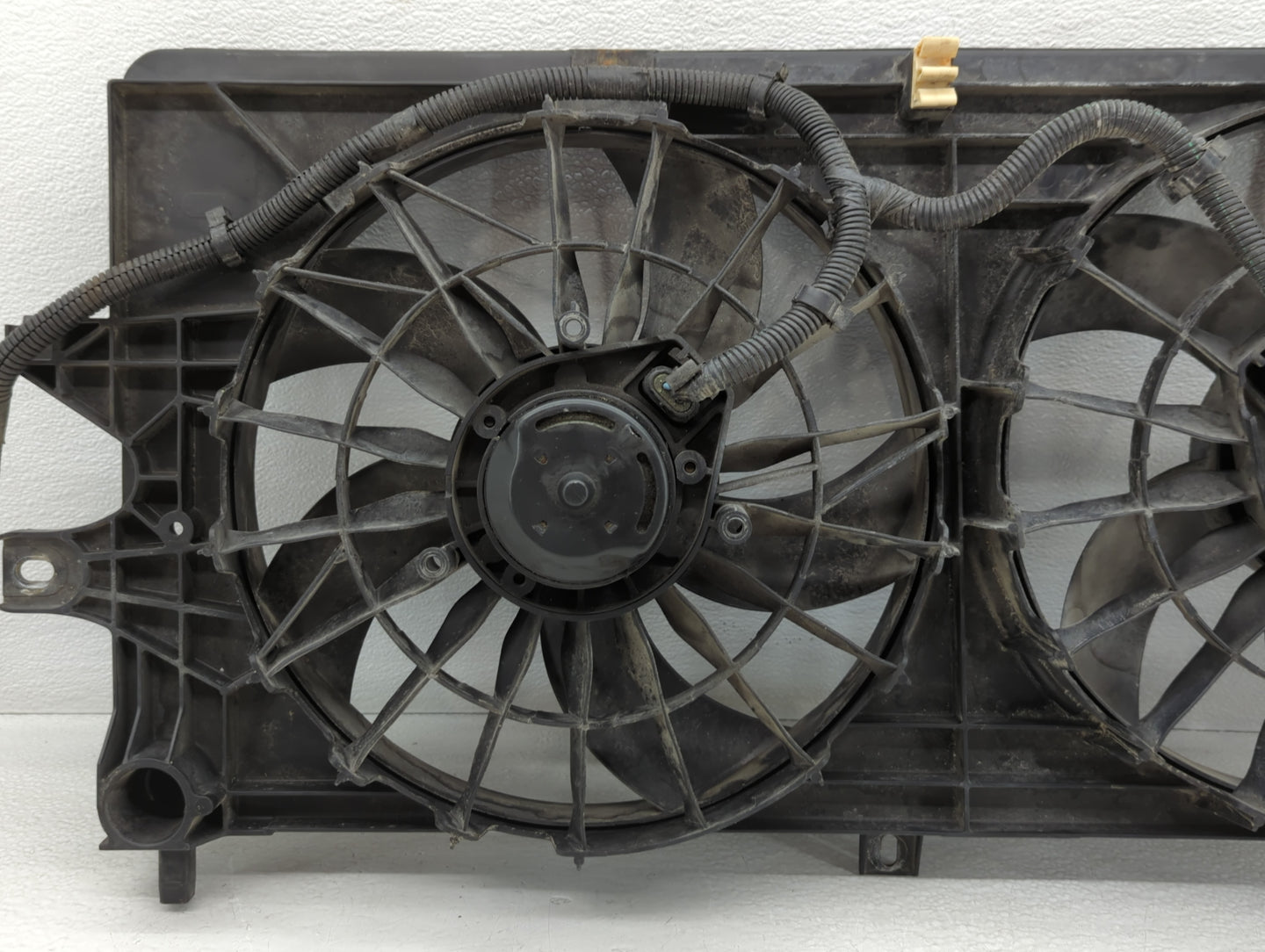 2004-2005 Chevrolet Impala Left Radiator Fan Motor Assembly - Oemusedautoparts1.com