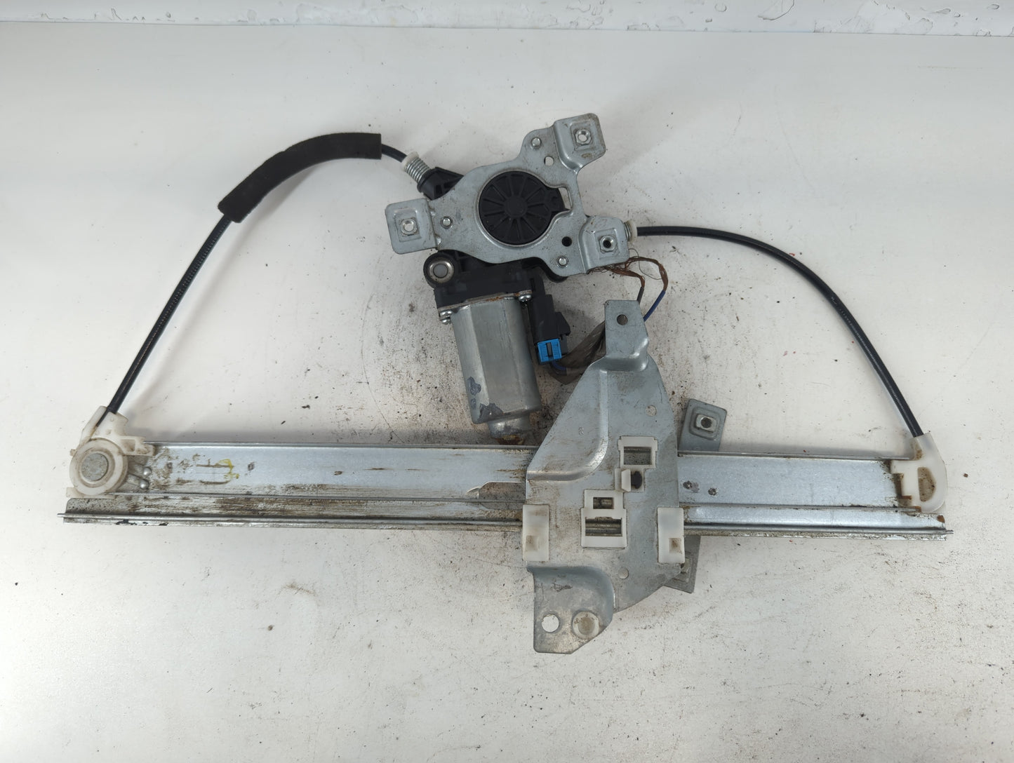 2003-2005 Chevrolet Impala Passenger Front Right Power Window Motor - Oemusedautoparts1.com