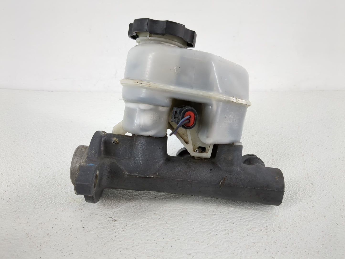 2000-2005 Chevrolet Impala Brake Master Cylinder - Oemusedautoparts1.com
