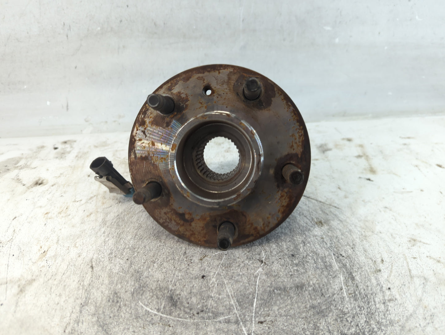 2001-2005 Chevrolet Impala Driver Front Wheel Hub Oem - Oemusedautoparts1.com