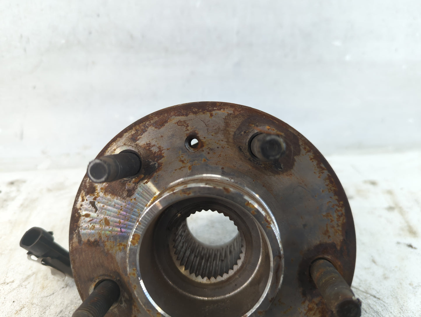 2001-2005 Chevrolet Impala Driver Front Wheel Hub Oem - Oemusedautoparts1.com