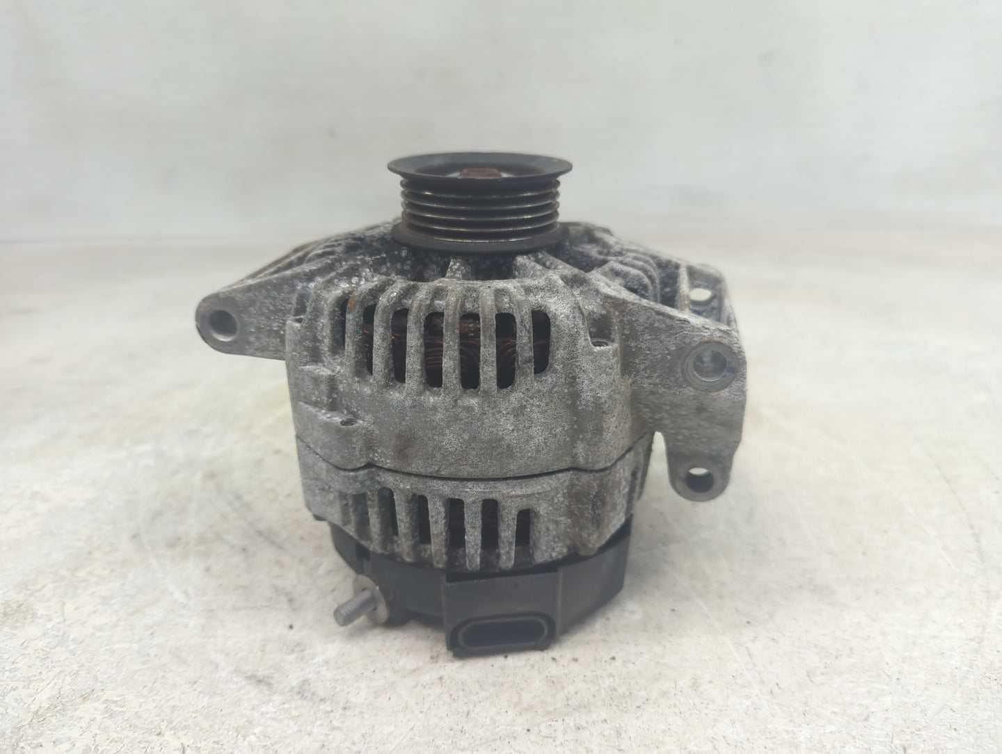2004-2005 Chevrolet Malibu Alternator Replacement Generator Charging Assembly Engine OEM P/N:15789921 Fits OEM Used Auto Par