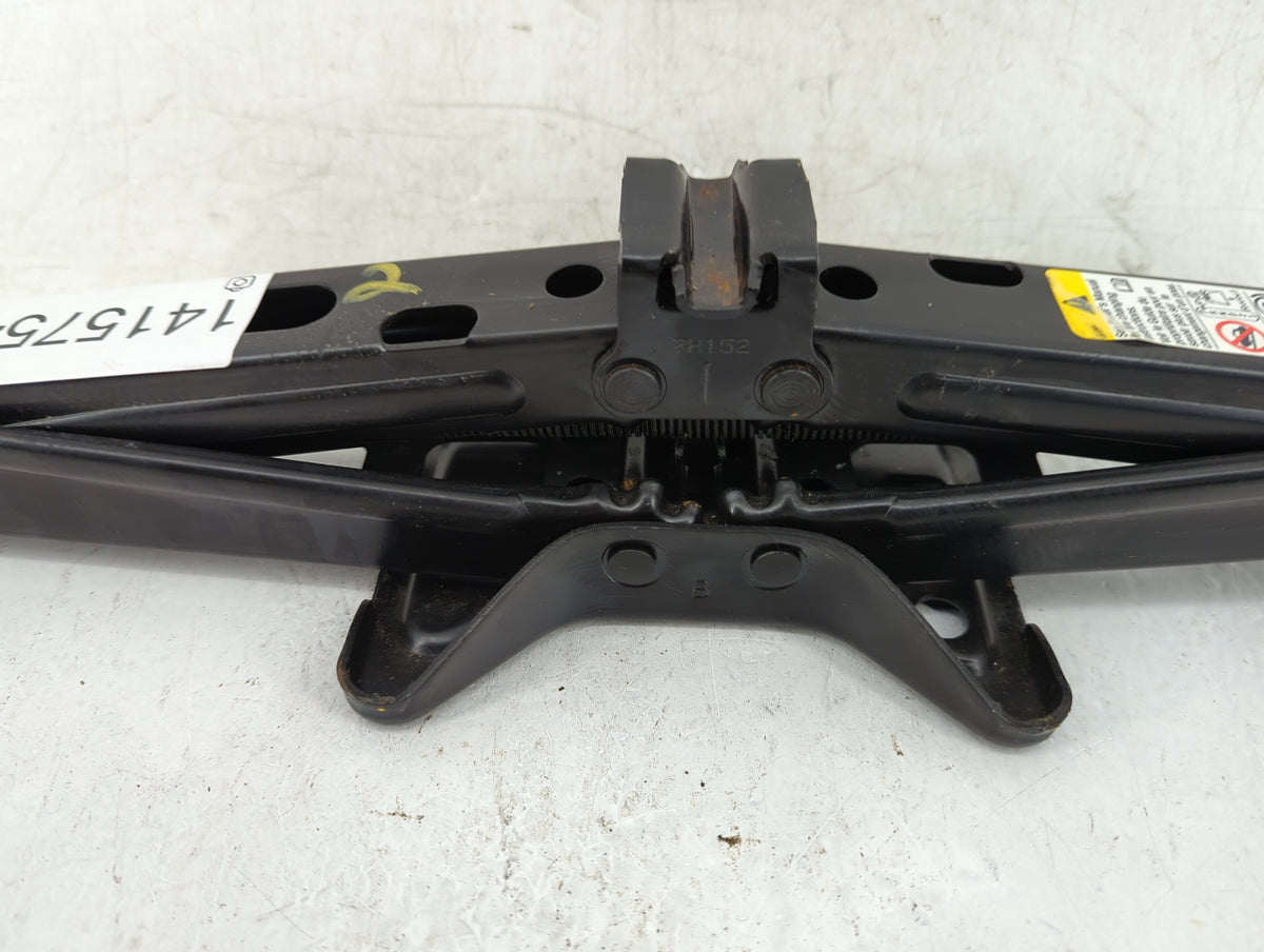 2005 Chevrolet Malibu Spare Scissor Car Jack 1415754 - Oemusedautoparts1.com