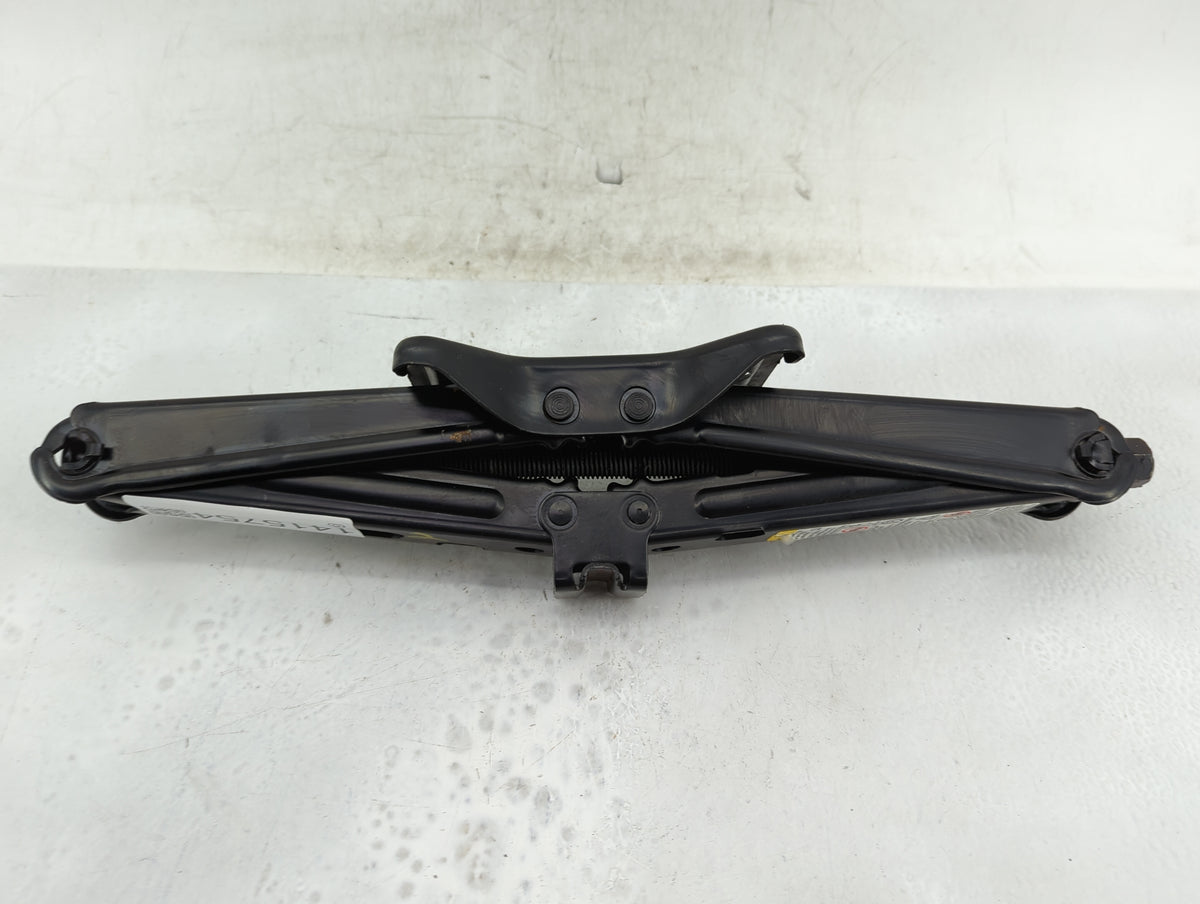 2005 Chevrolet Malibu Spare Scissor Car Jack 1415754 - Oemusedautoparts1.com