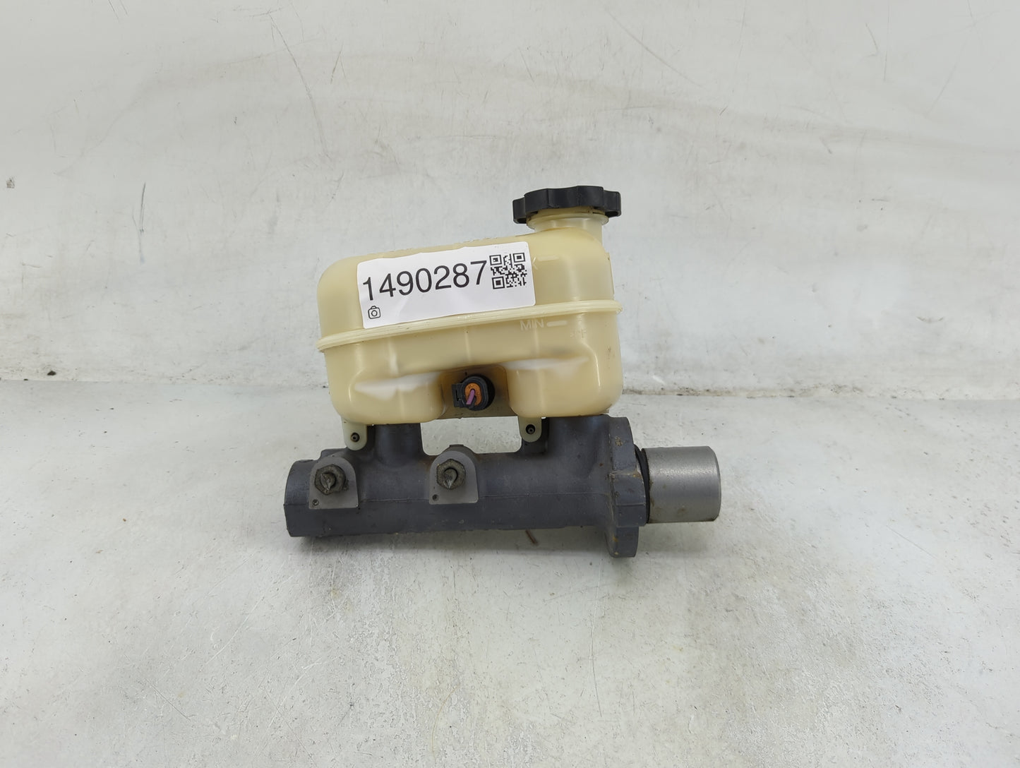 2005-2007 Chevrolet Silverado 1500 Brake Master Cylinder 1490287 - Oemusedautoparts1.com