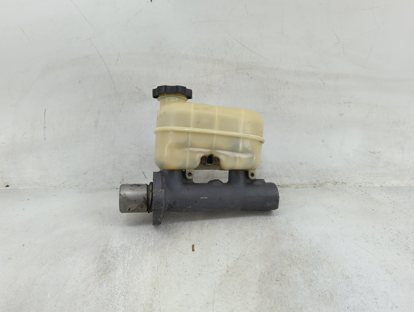 2005-2007 Chevrolet Silverado 1500 Brake Master Cylinder 1490287 - Oemusedautoparts1.com