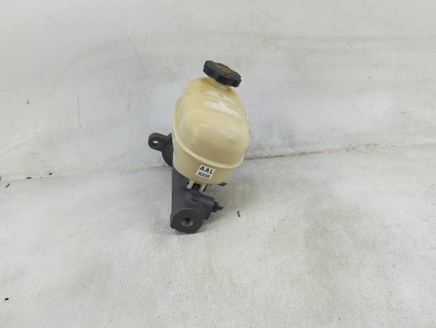 2005-2007 Chevrolet Silverado 1500 Brake Master Cylinder 1490287 - Oemusedautoparts1.com