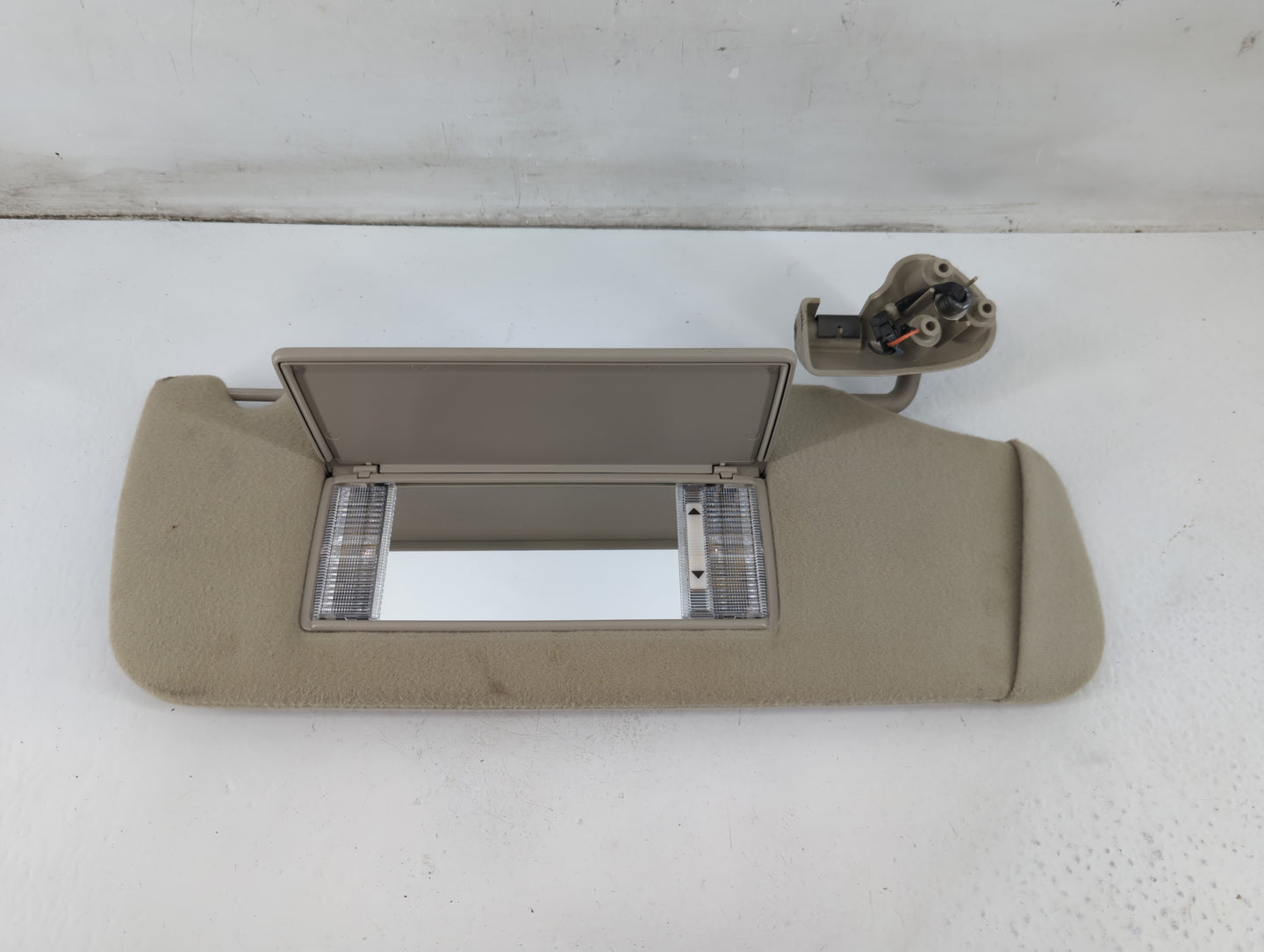 2004-2005 Chevrolet Suburban 1500 Sun Visor Shade Replacement Passenger Right Mirror Fits Fits 2004 2005 OEM Used Auto Parts