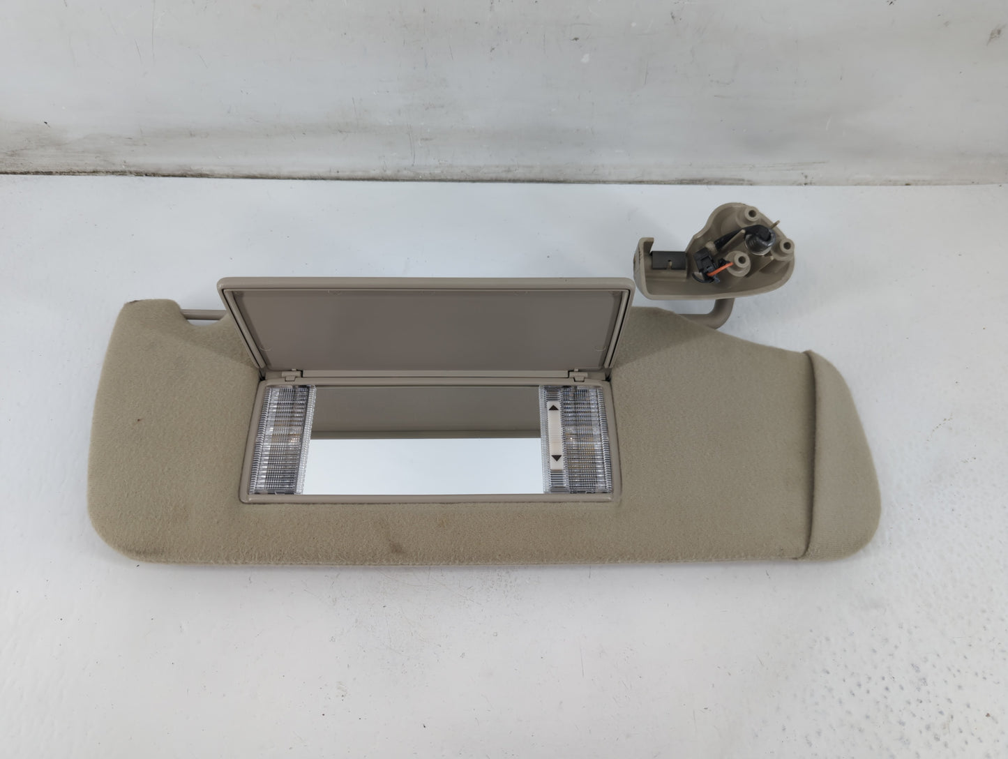 2004-2005 Chevrolet Suburban 1500 Sun Visor Shade Replacement Passenger Right Mirror Fits Fits 2004 2005 OEM Used Auto Parts