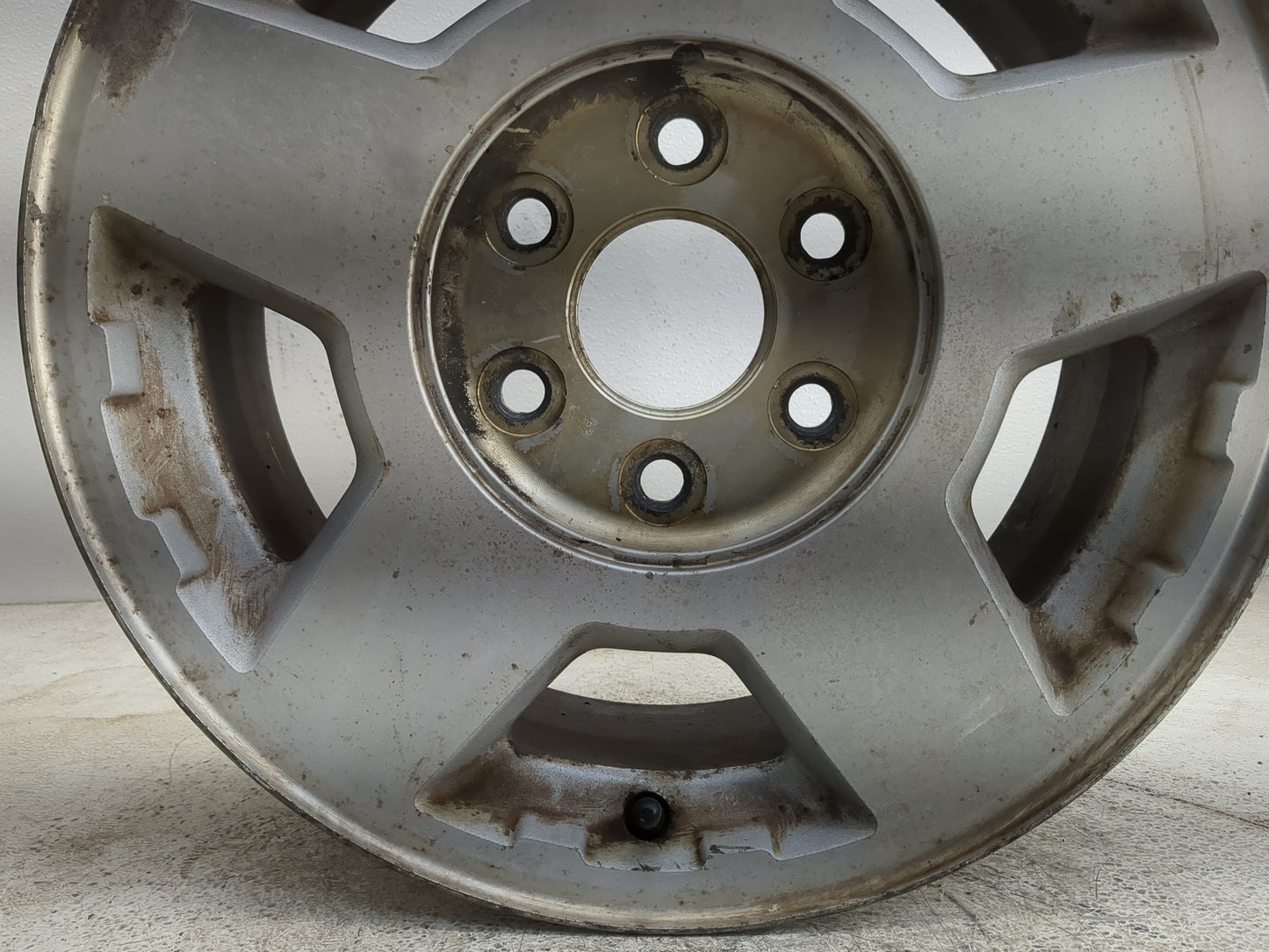 2001-2006 Chevrolet Suburban 1500 Oem Wheel Rim 1264462 - Oemusedautoparts1.com