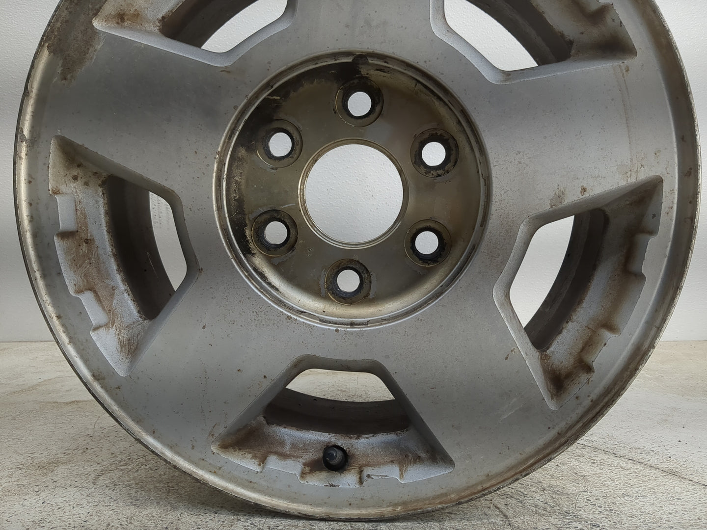 2001-2006 Chevrolet Suburban 1500 Oem Wheel Rim - Oemusedautoparts1.com