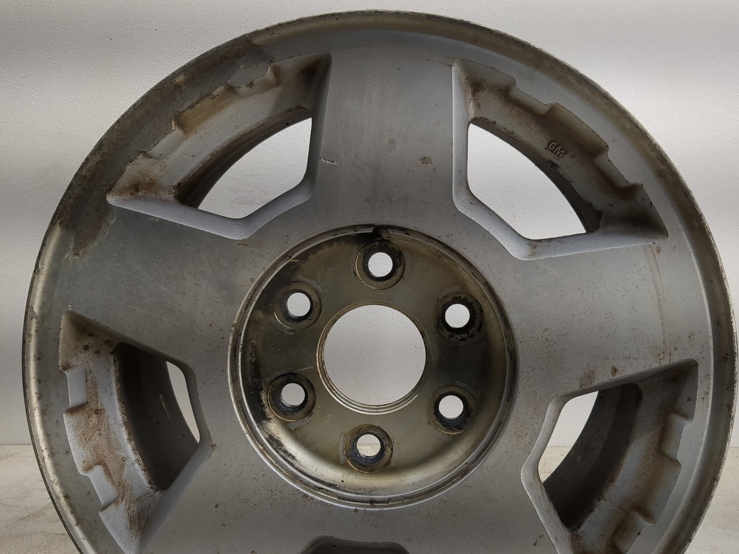 2001-2006 Chevrolet Suburban 1500 Oem Wheel Rim 1264462 - Oemusedautoparts1.com