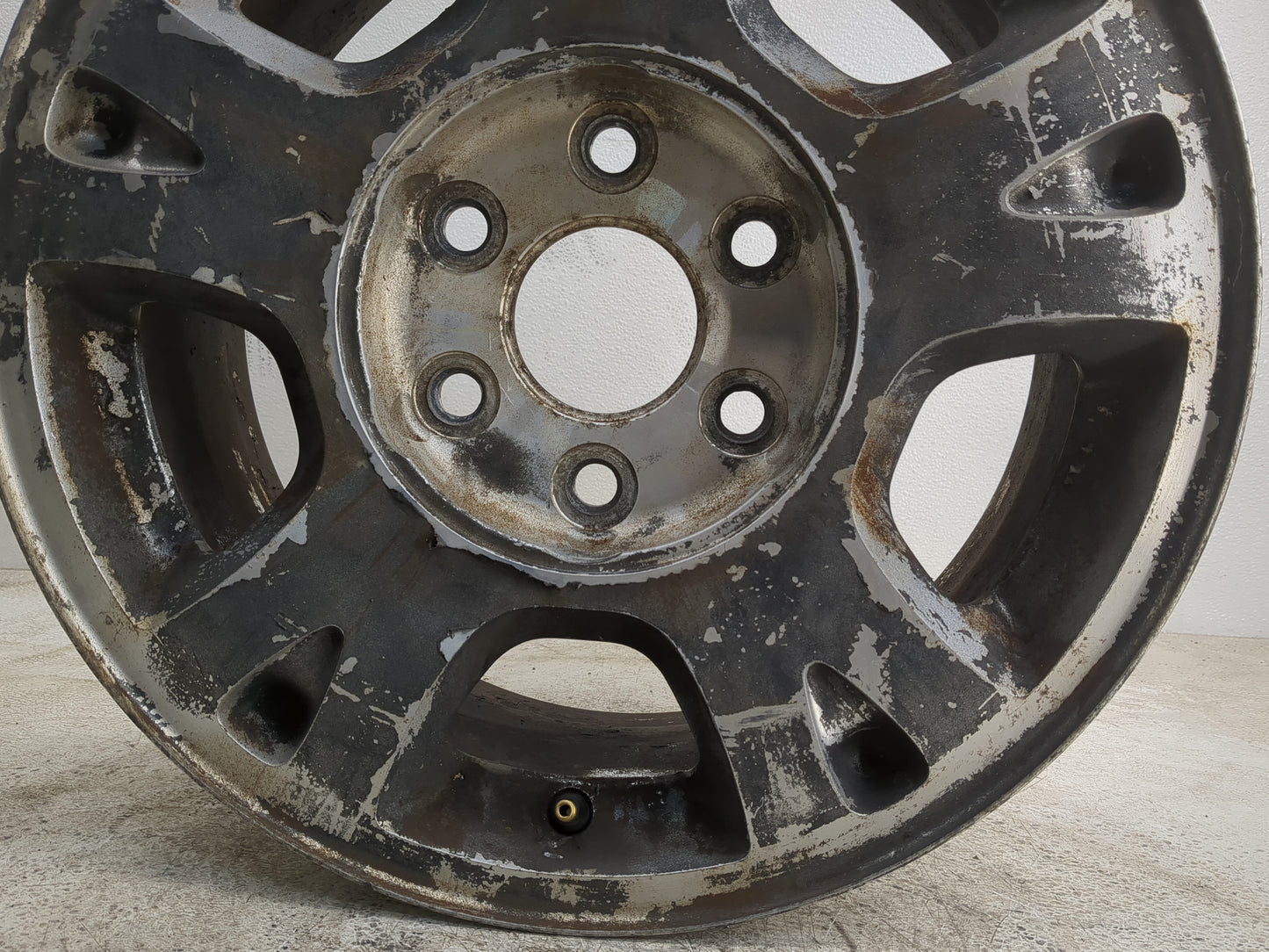 2001-2006 Chevrolet Suburban 1500 Oem Wheel Rim Black - Oemusedautoparts1.com