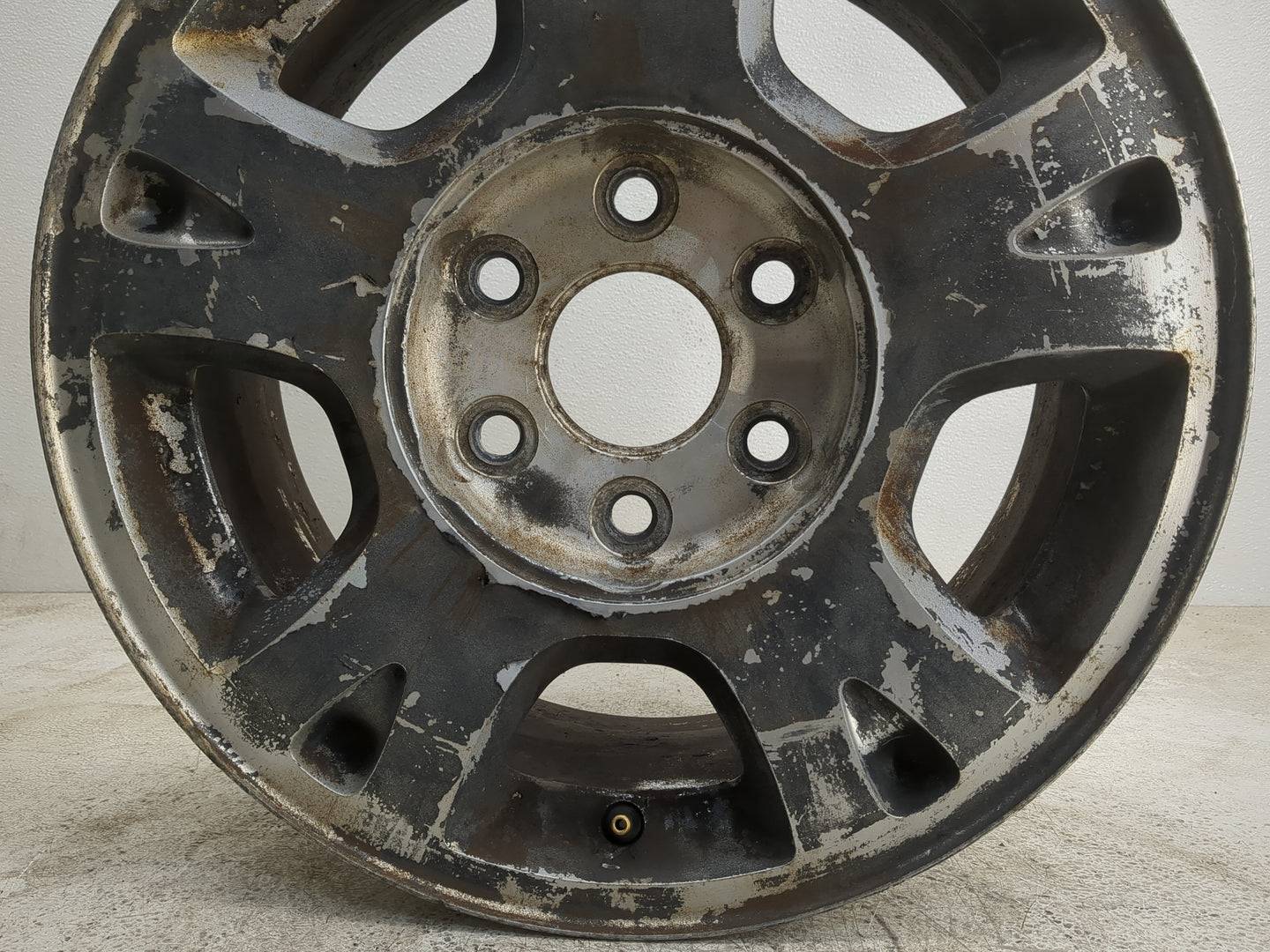 2001-2006 Chevrolet Suburban 1500 Oem Wheel Rim Black - Oemusedautoparts1.com