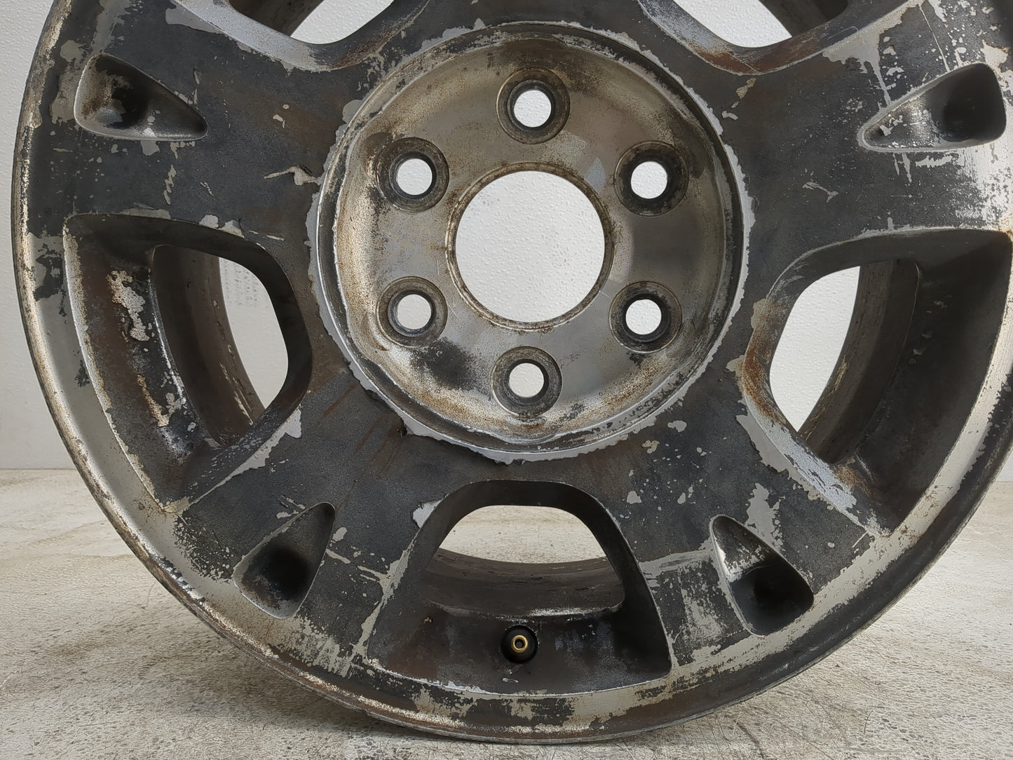 2001-2006 Chevrolet Suburban 1500 Oem Wheel Rim Black - Oemusedautoparts1.com