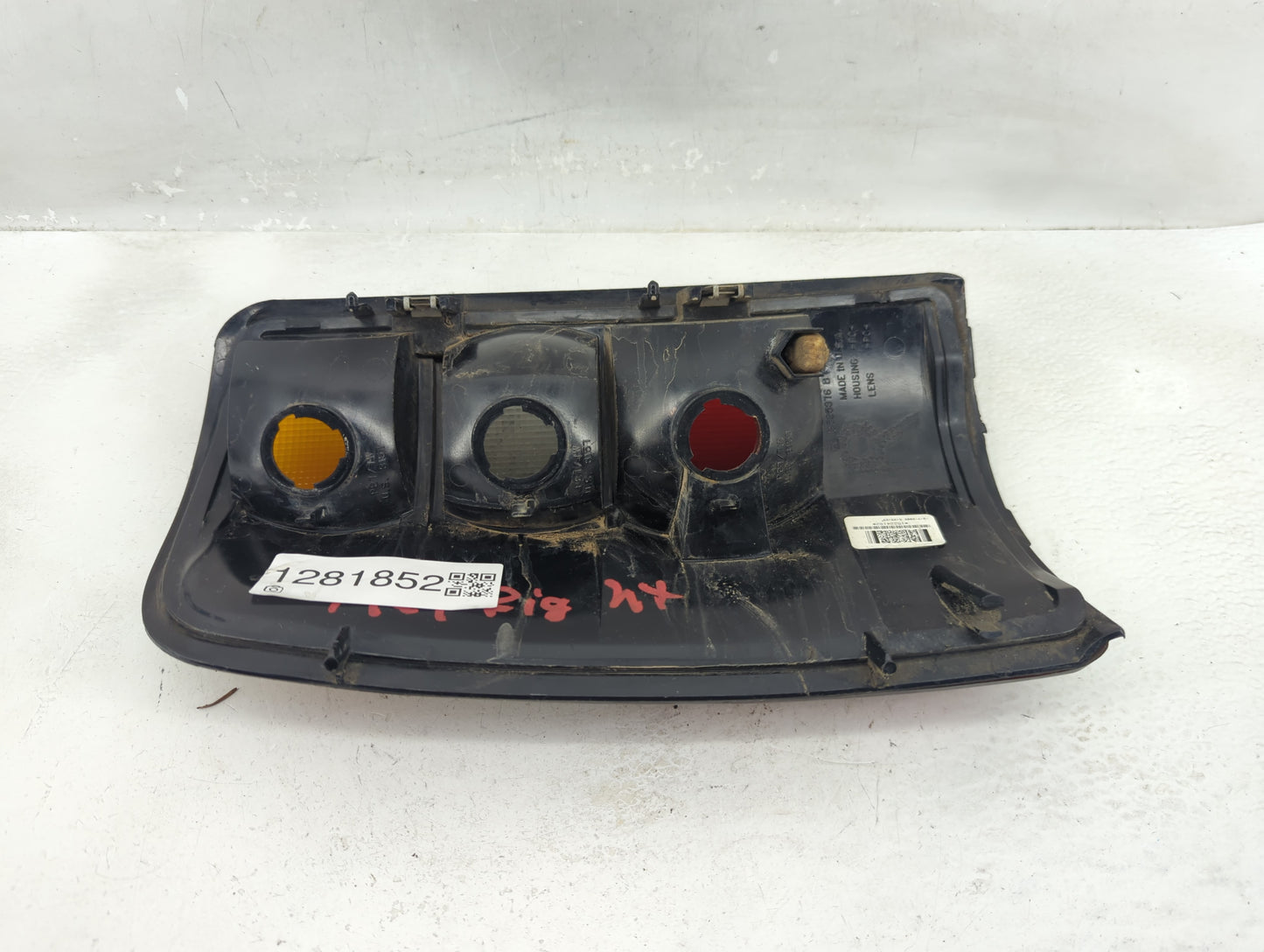 2004-2006 Chevrolet Suburban 1500 Tail Light Assembly Passenger Right OEM P/N:16525376 Fits Fits 2004 2005 2006 OEM Used Aut