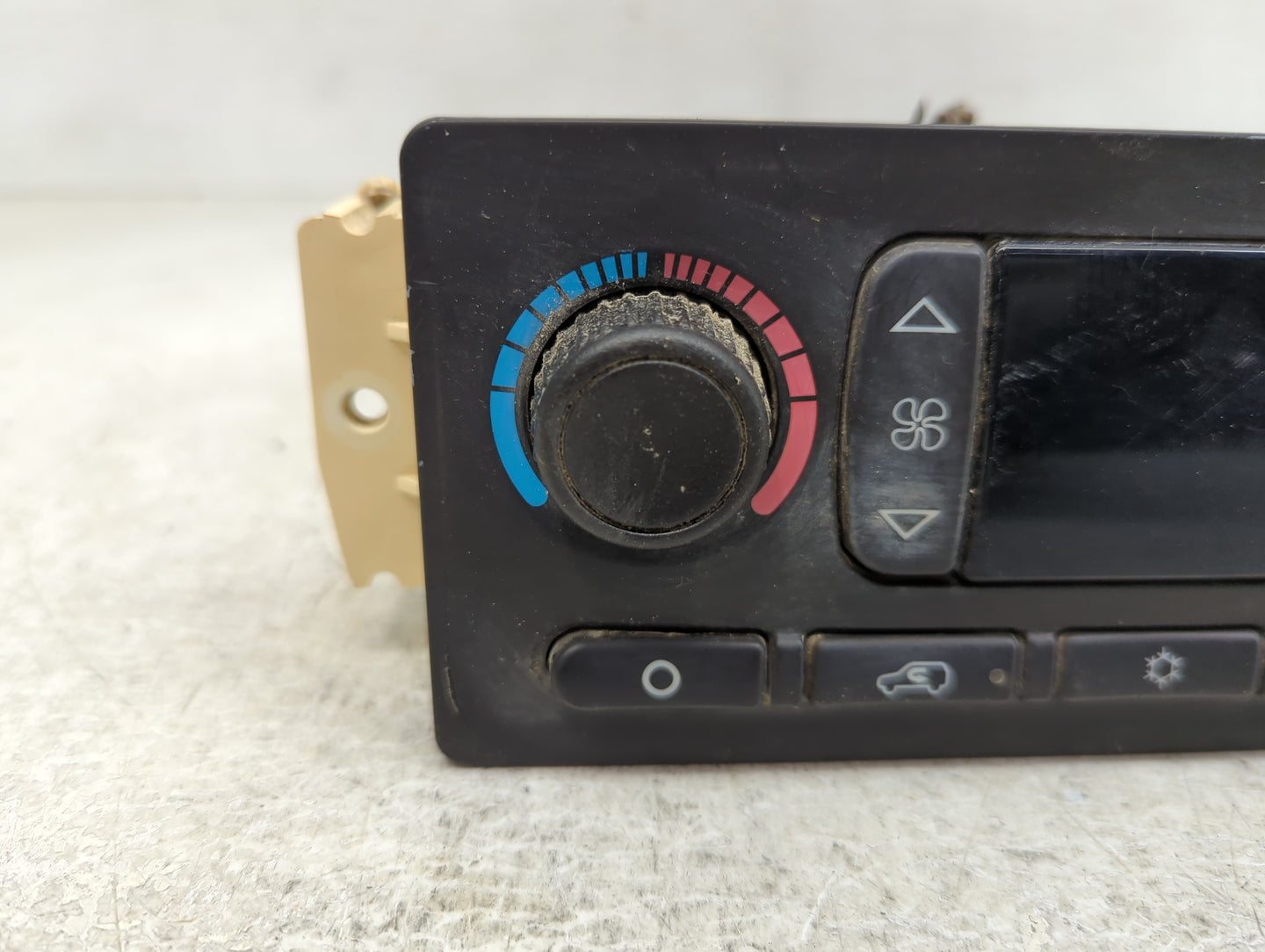 2005-2006 Chevrolet Suburban 1500 Climate Control Module Temperature AC/Heater Replacement Fits Fits 2005 2006 2007 OEM Used