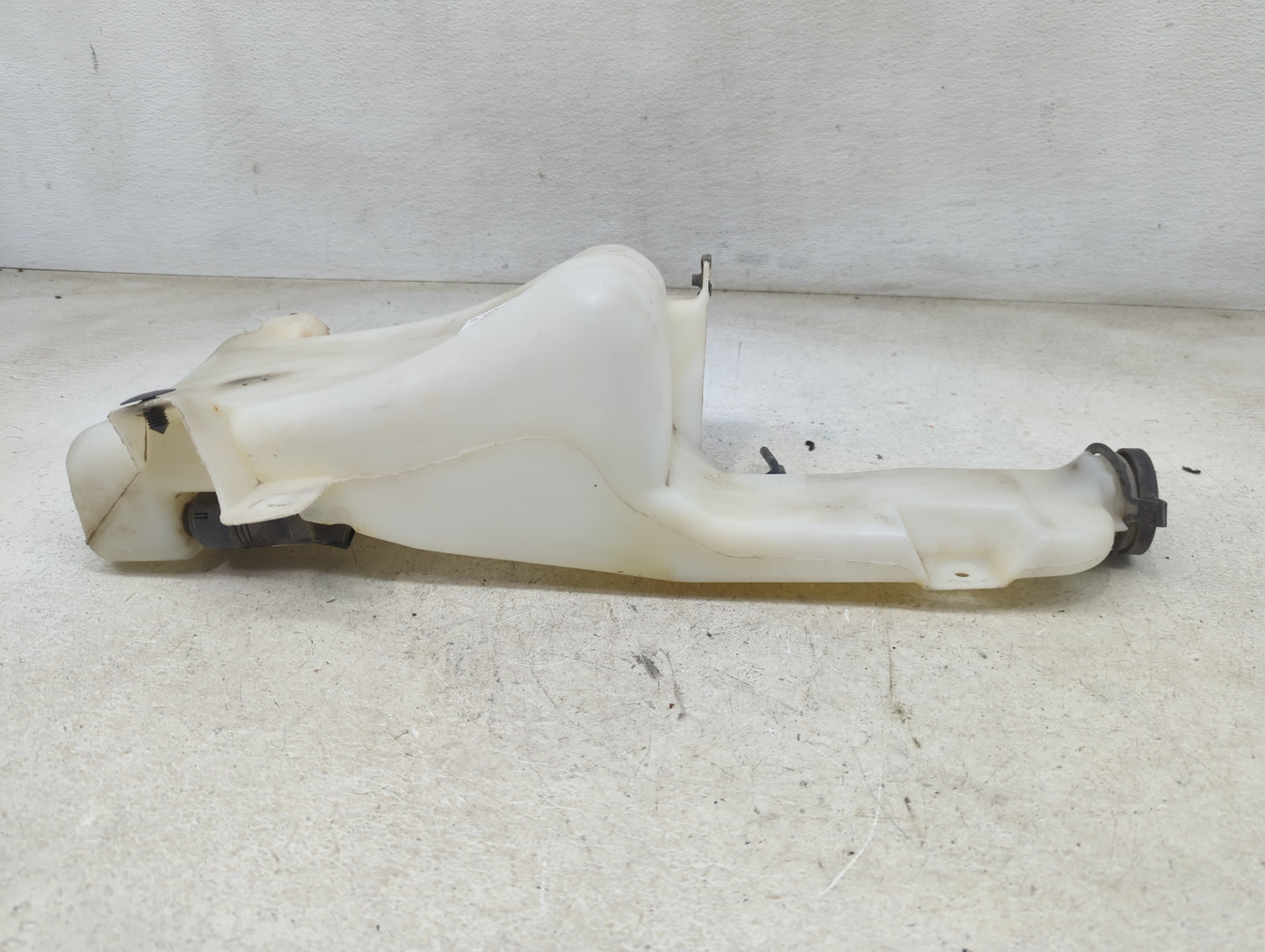 2005 Suburban 1500 Windshield Washer Fluid Reservoir Bottle Oem - Oemusedautoparts1.com