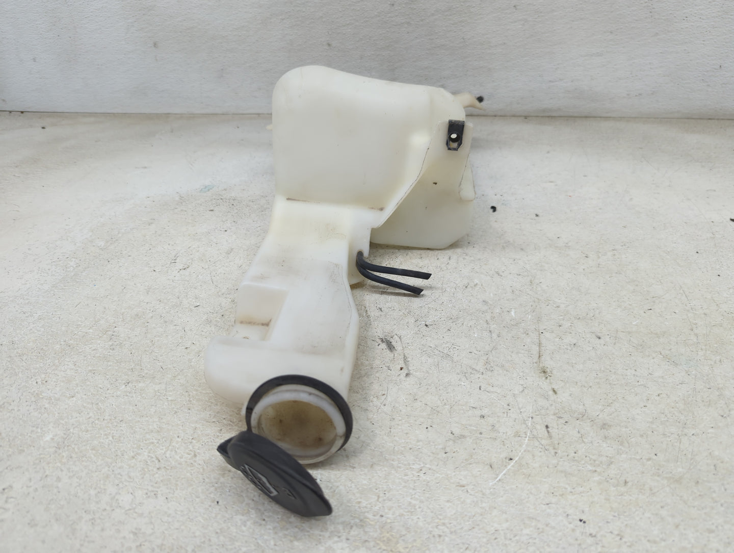 2005 Suburban 1500 Windshield Washer Fluid Reservoir Bottle Oem - Oemusedautoparts1.com