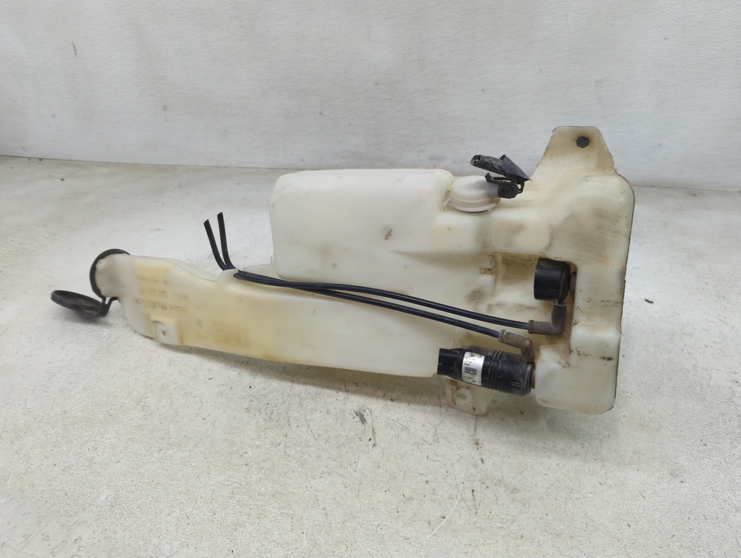 2005 Suburban 1500 Windshield Washer Fluid Reservoir Bottle Oem - Oemusedautoparts1.com