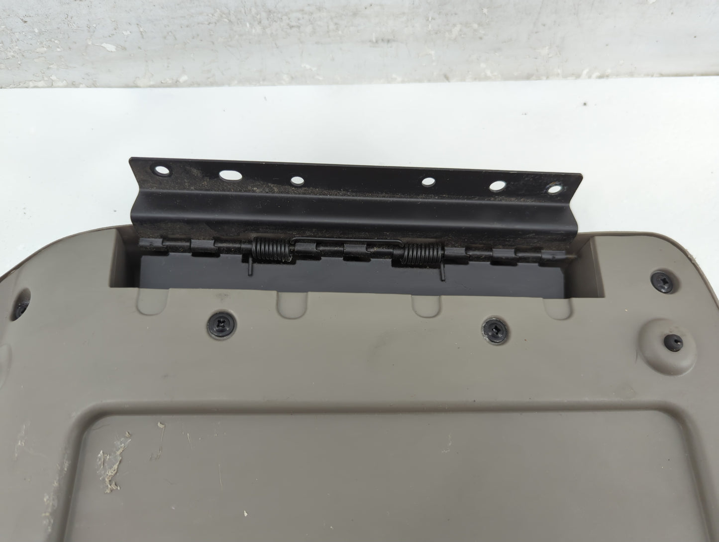 2003-2006 Chevrolet Tahoe Center Console Armrest Cover Lid Fits Fits 2003 2004 2005 2006 OEM Used Auto Parts - Oemusedautopa