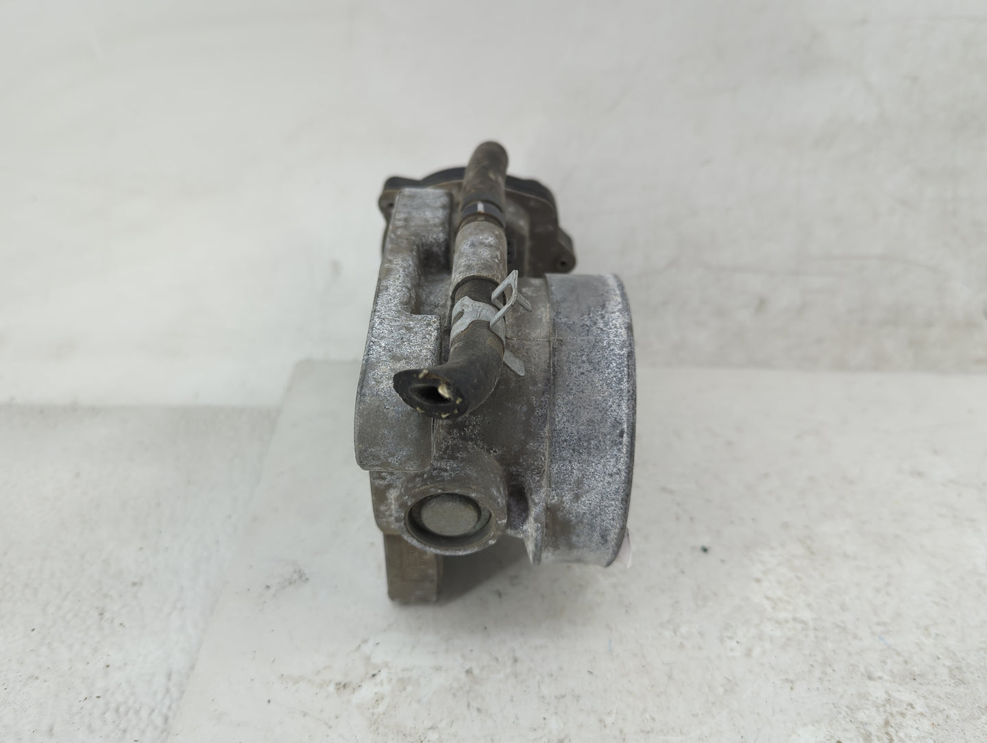 2003-2006 Chevrolet Tahoe Throttle Body Fits Fits 2003 2004 2005 2006 2007 OEM Used Auto Parts - Oemusedautoparts1.com