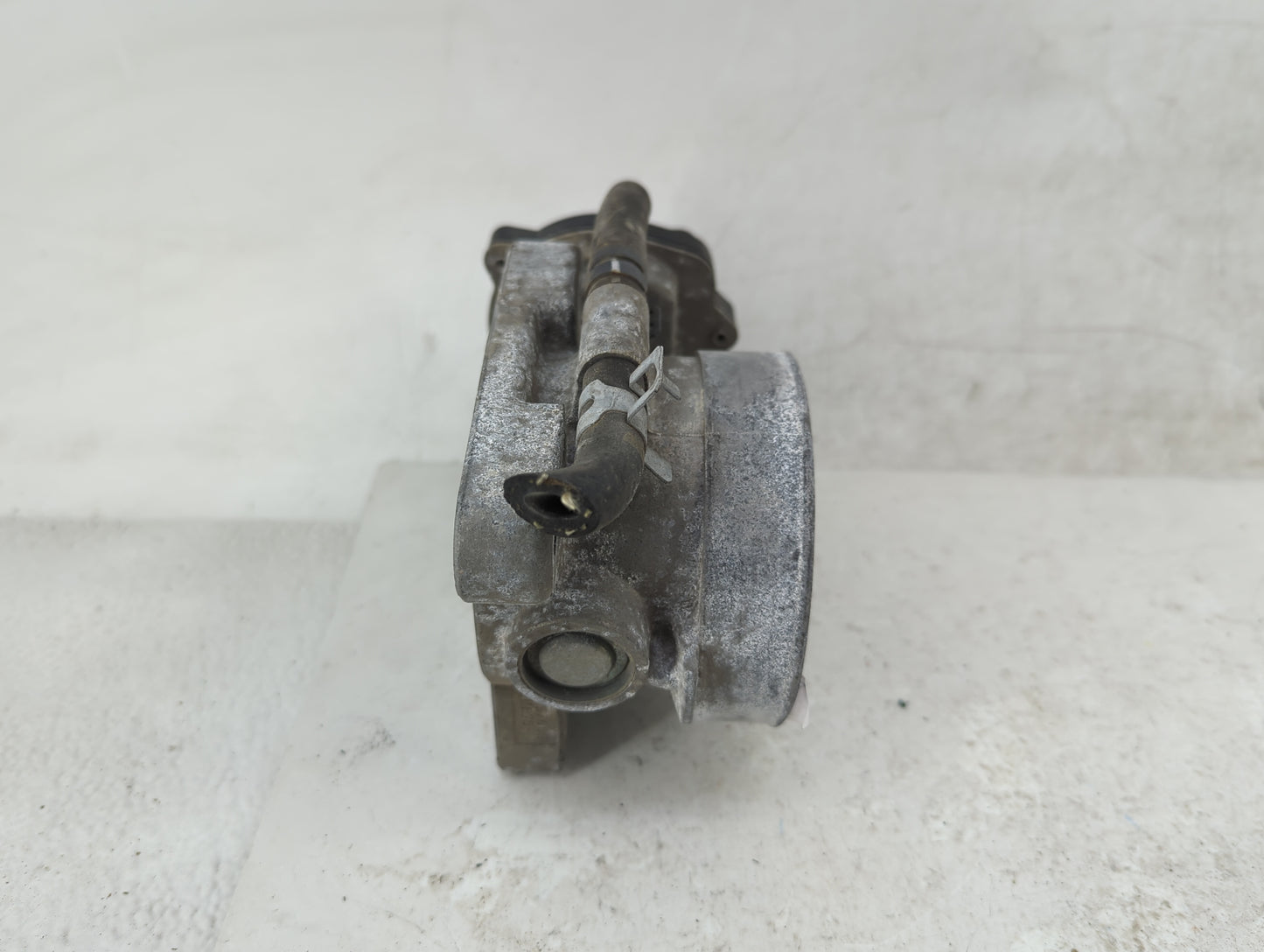 2003-2006 Chevrolet Tahoe Throttle Body Fits Fits 2003 2004 2005 2006 2007 OEM Used Auto Parts - Oemusedautoparts1.com