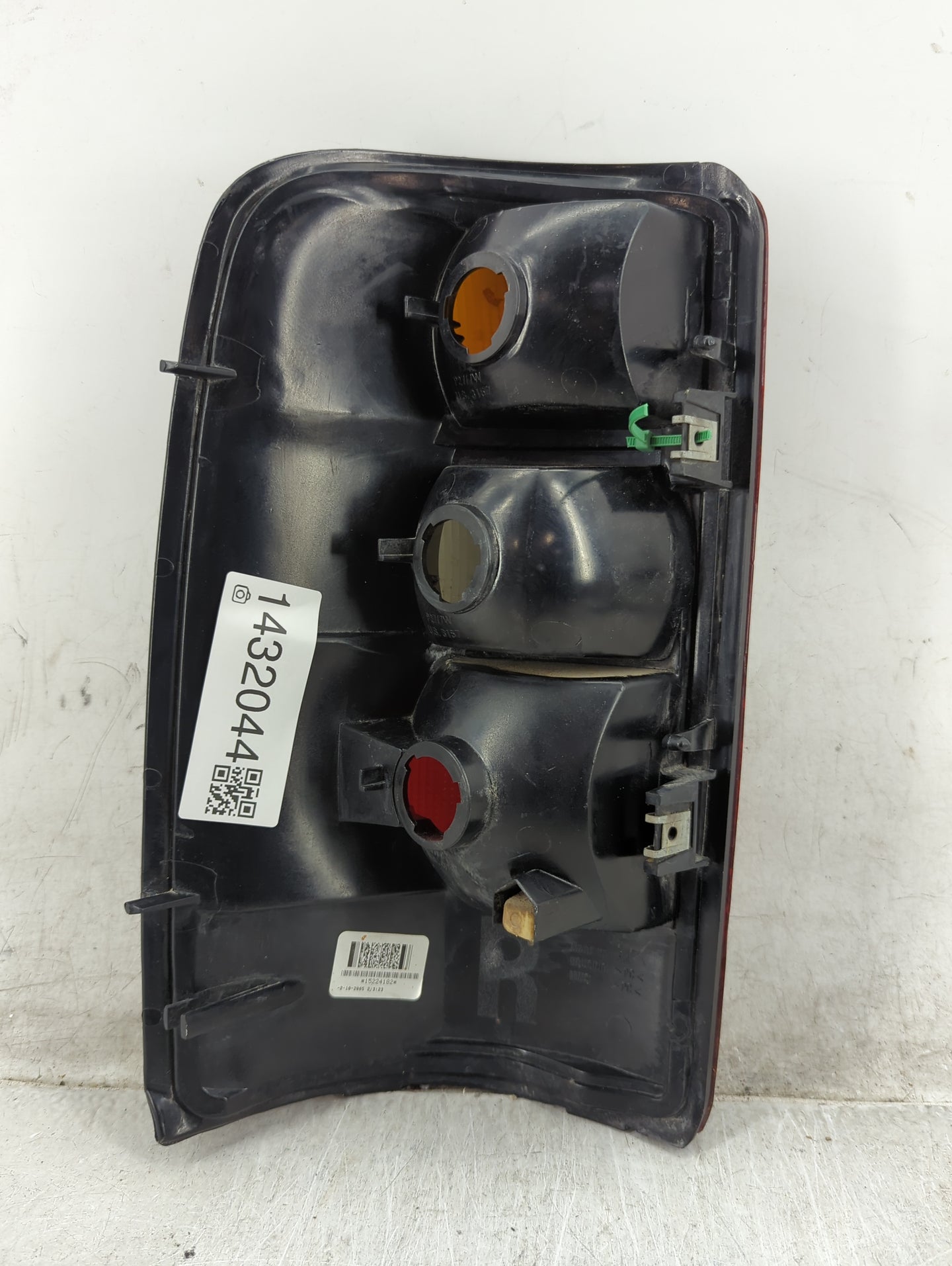 2004-2006 Chevrolet Tahoe Tail Light Assembly Passenger Right OEM P/N:15224182 Fits Fits 2004 2005 2006 OEM Used Auto Parts 