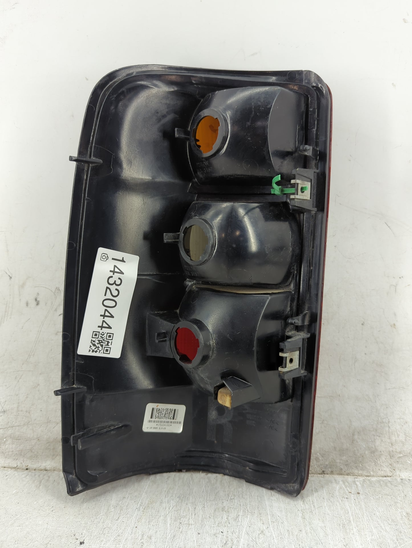 2004-2006 Chevrolet Tahoe Tail Light Assembly Passenger Right OEM P/N:15224182 Fits Fits 2004 2005 2006 OEM Used Auto Parts 