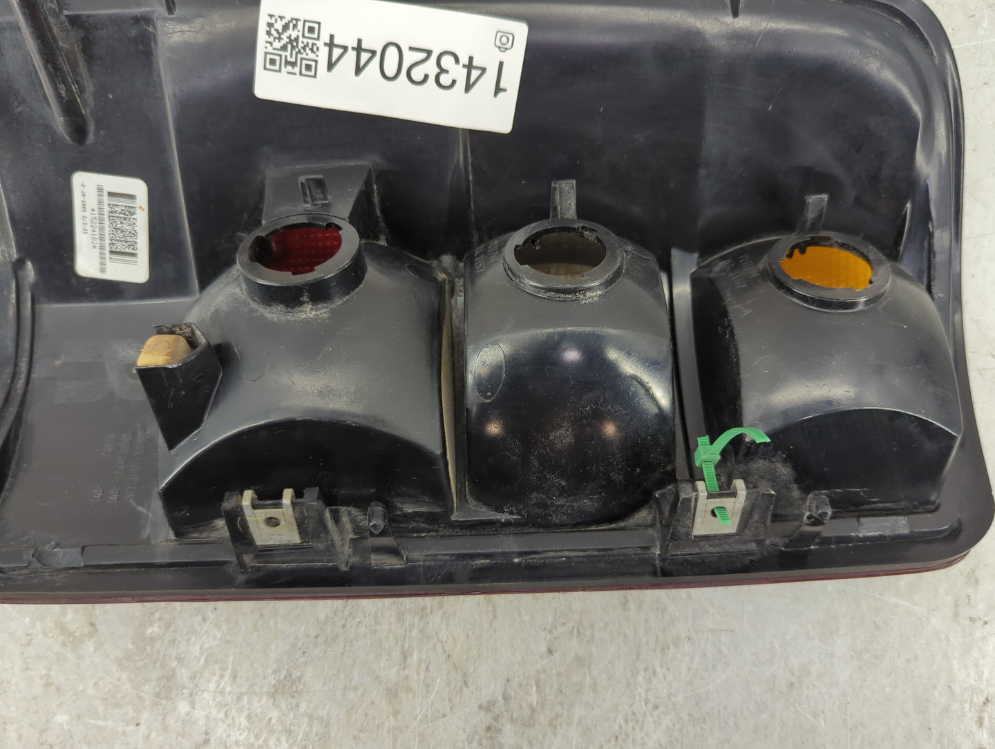 2004-2006 Chevrolet Tahoe Tail Light Assembly Passenger Right OEM P/N:15224182 Fits Fits 2004 2005 2006 OEM Used Auto Parts 
